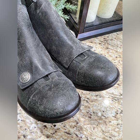 CHANEL Charcoal Distressed Leather & Tweed Knit Cuff CC Button Ankle Boots 42 - Picture 6 of 16